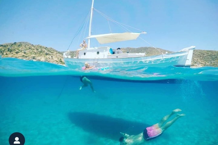Ios Cyclades: Traditional Boat Tour with Greek Snacks and Drinks