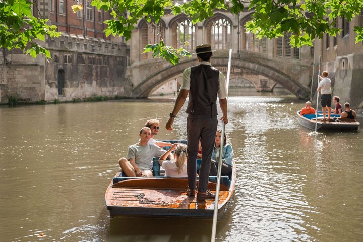 Cambridge Tour by Alumni™ & Punting + Optional King's College