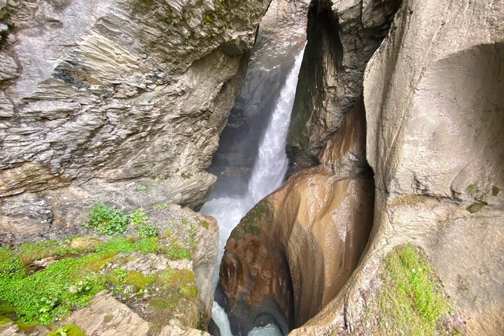 Lauterbrunnen and Trummelbach Waterfalls E-bike Tour Swiss Picnic