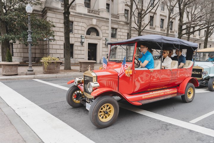 Group/Private Washington D.C Moonlight Tour in Luxury Vintage Car