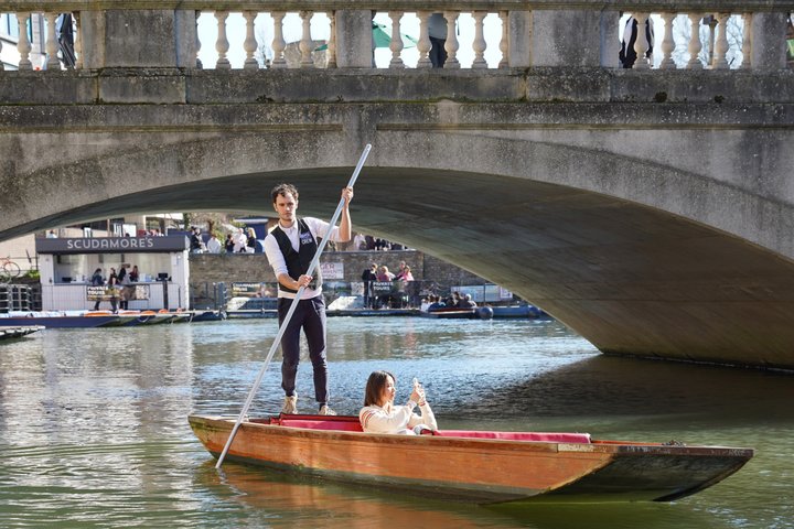 Cambridge Student-Led Shared Punting Tour (English or Chinese)