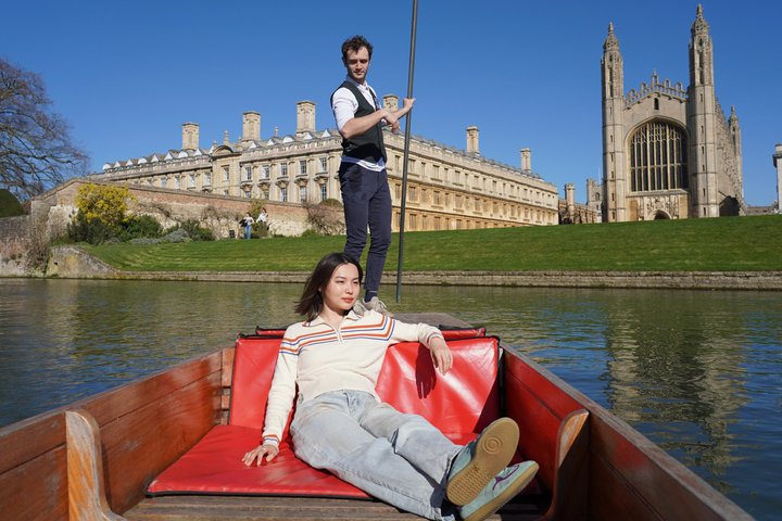 Cambridge Student-Led Shared Punting Tour (English or Chinese)