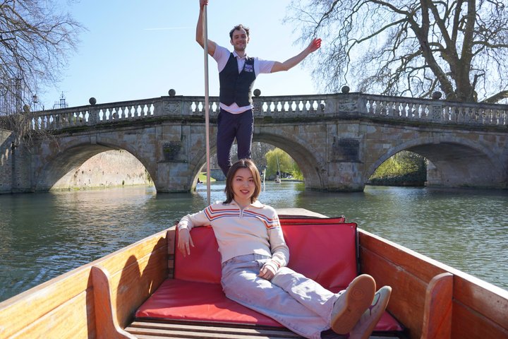 Cambridge Student-Led Shared Punting Tour (English or Chinese)