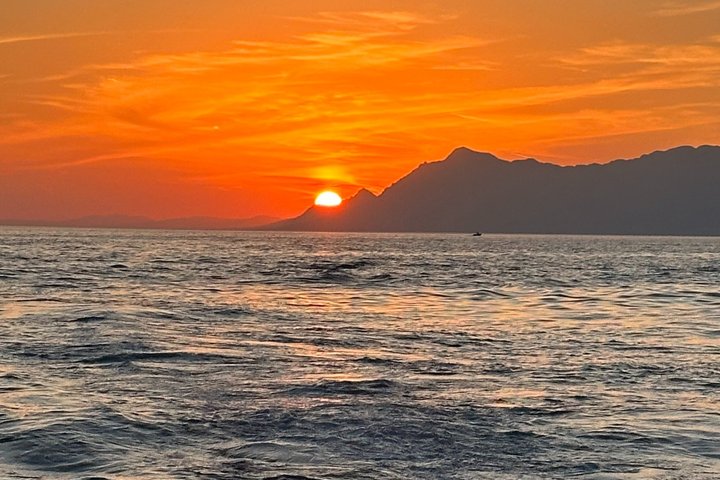 Makarska Sunset Speedboat Tour & Swim Stop on Brač