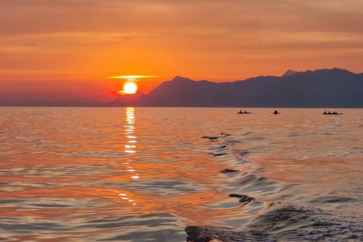 Makarska Sunset Speedboat Tour & Swim Stop on Brač