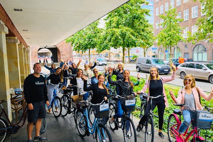 Highlights of Hamburg – Bike Tour with Insider Stories