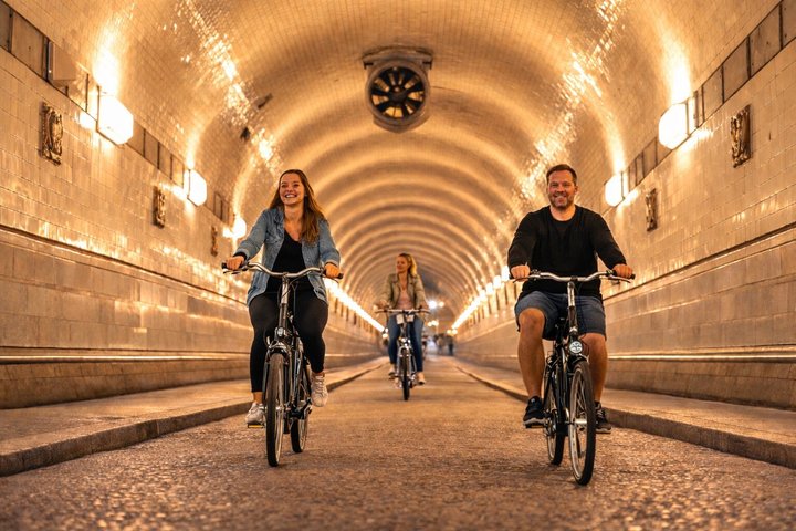 Highlights of Hamburg – Bike Tour with Insider Stories