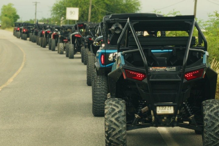 4x4 adventure between gaps and mountains in Santiago (1 hour)