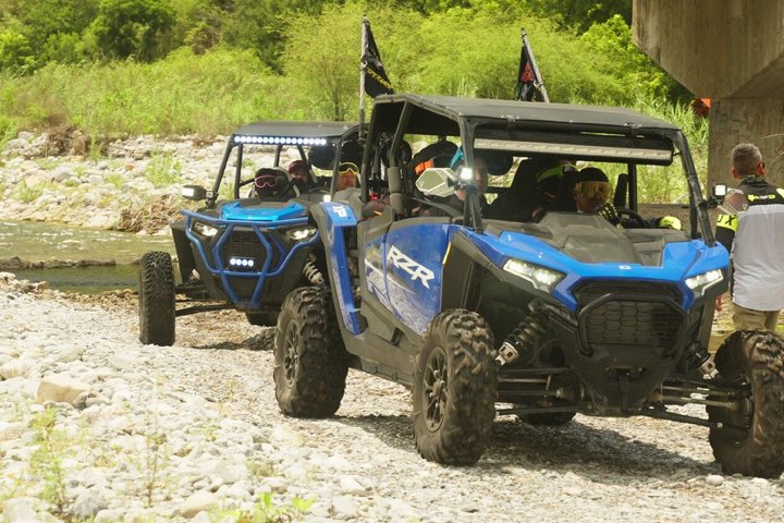 4x4 adventure between gaps and mountains in Santiago (1 hour)