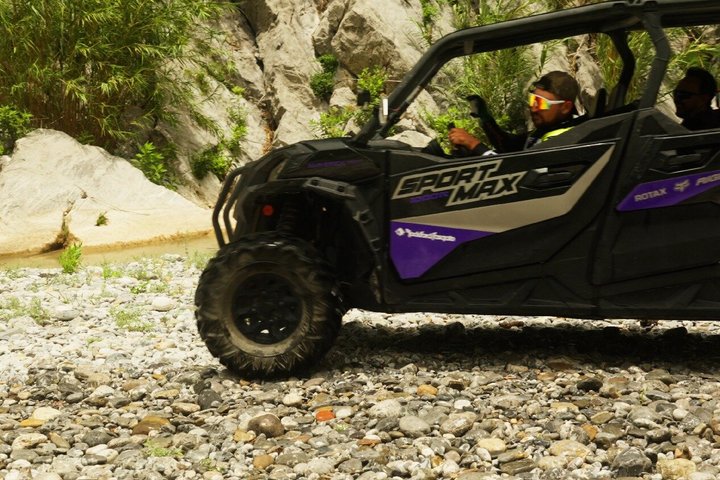 4x4 adventure between gaps and mountains in Santiago (1 hour)