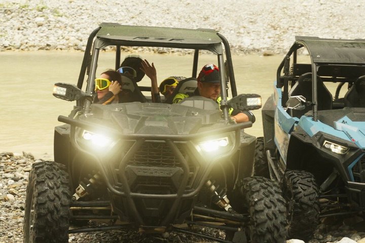 4x4 adventure between gaps and mountains in Santiago (1 hour)