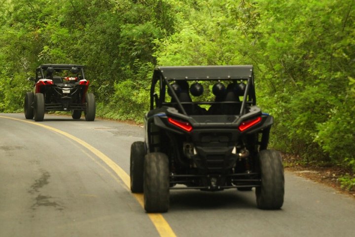 4x4 adventure between gaps and mountains in Santiago (1 hour)