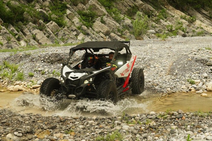 4x4 adventure between gaps and mountains in Santiago (1 hour)