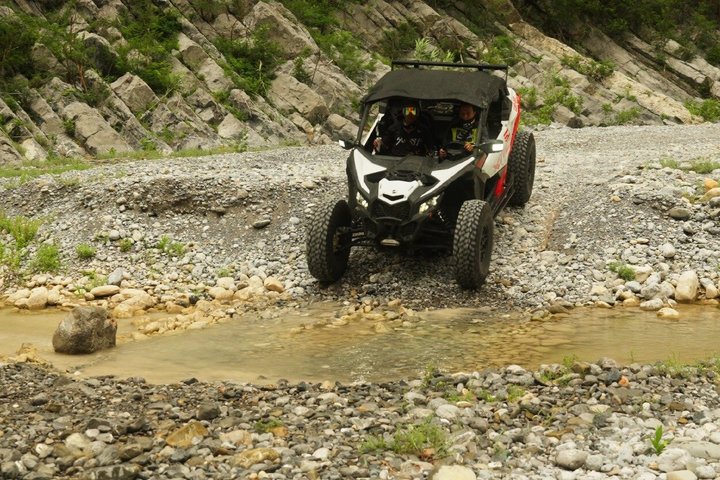 4x4 adventure between gaps and mountains in Santiago (1 hour)