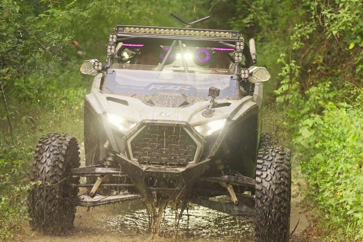 4x4 adventure between gaps and mountains in Santiago (1 hour)