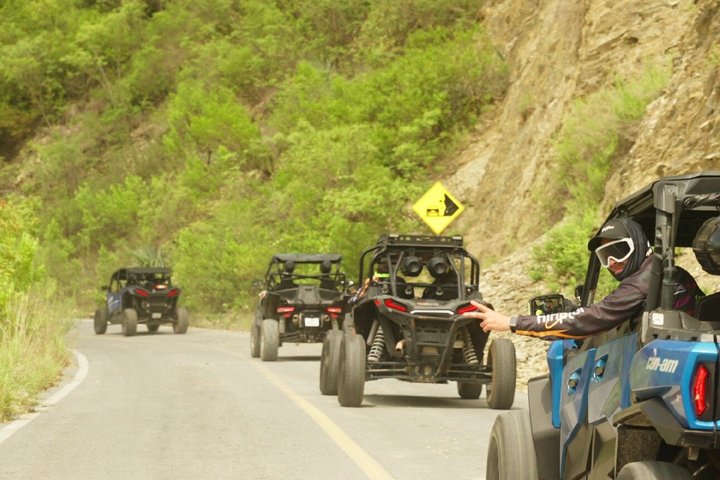 4x4 adventure between gaps and mountains in Santiago (1 hour)