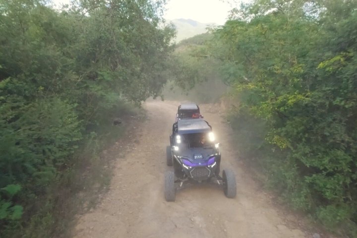 4x4 adventure between gaps and mountains in Santiago (1 hour)