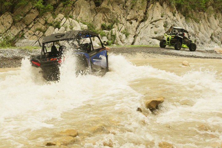 4x4 adventure between gaps and mountains in Santiago (1 hour)
