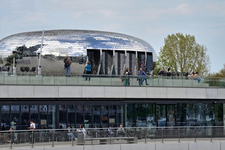Explore Modern Dusseldorf-Iconic Architecture & Scenic Waterfront