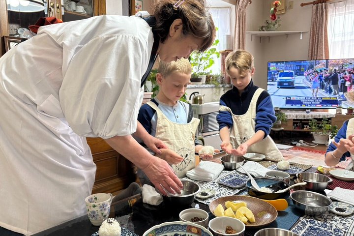 Local Market Tour and Home Cooking with Grandma