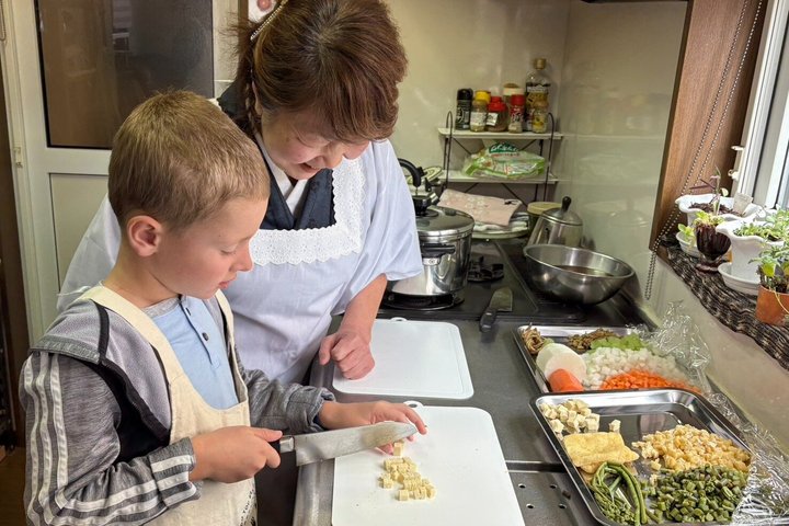 Local Market Tour and Home Cooking with Grandma