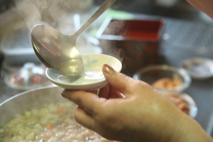 Local Market Tour and Home Cooking with Grandma