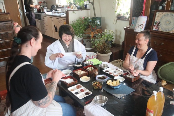 Local Market Tour and Home Cooking with Grandma