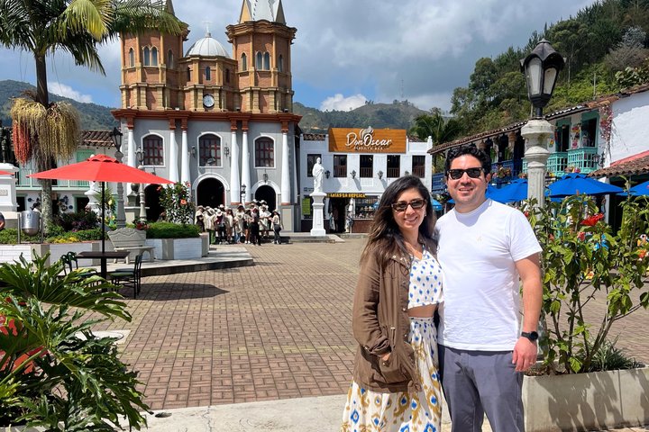 PREMIUM Guatapé Tour: Rock, Luxury boat ride, Meals & Llamas