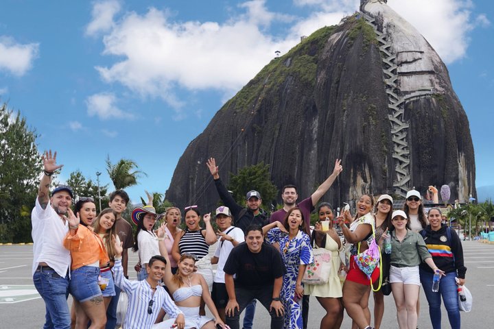 PREMIUM Guatapé Tour: Rock, Luxury boat ride, Meals & Llamas
