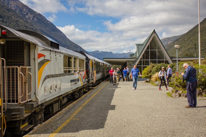 TranzAlpine Train & Small Group Tour to Arthurs Pass with Lunch