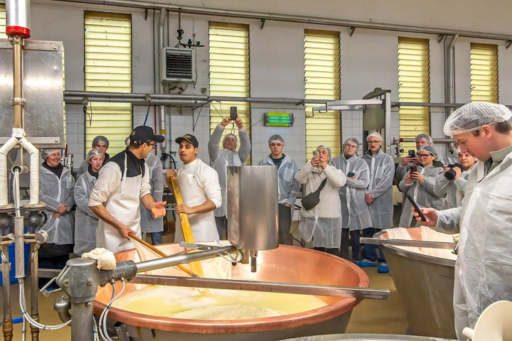 Bologna Food Experience: Factory tours & Lunch By Italian Days