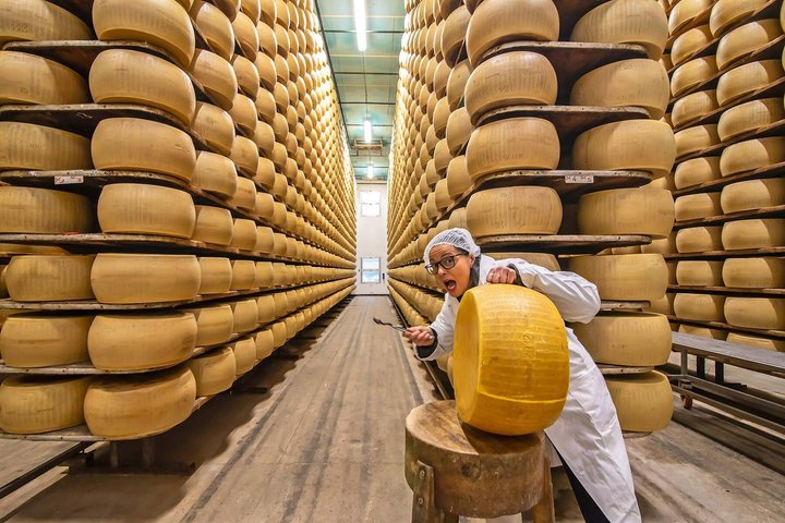 Bologna Food Experience: Factory tours & Lunch By Italian Days