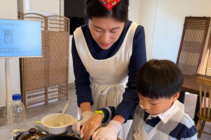 Small group Market Tour and Korean Cooking Class in Gyeongju