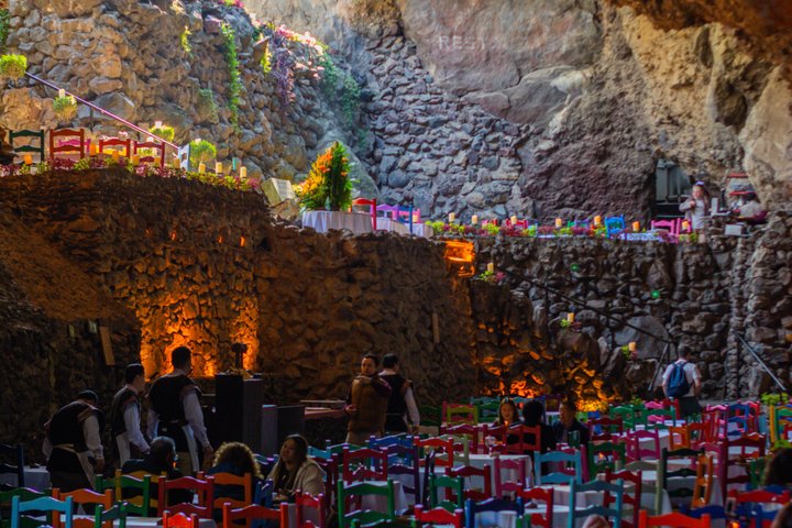 Balloon flight + Grotto breakfast + Pyramids tour from Mexico City