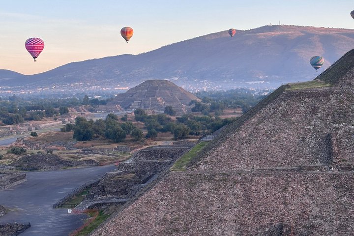 Balloon flight + Grotto breakfast + Pyramids tour from Mexico City