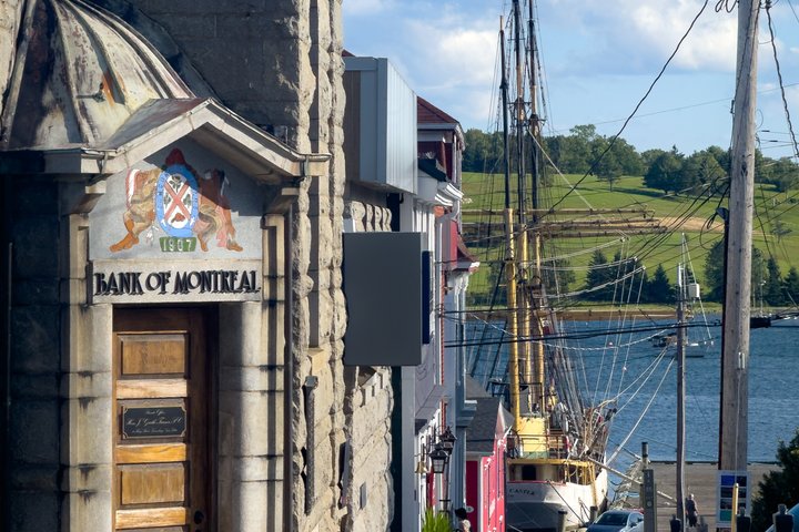 Peggy's Cove, Lunenburg and Titanic Cemetery Full Day Tour