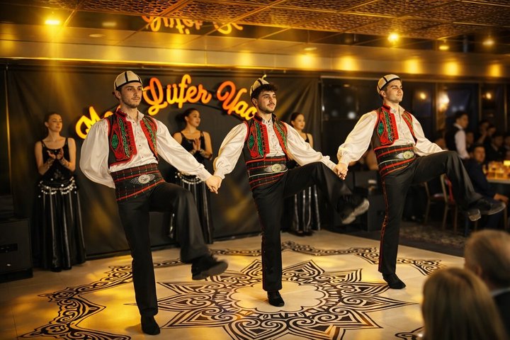 İstanbul Mega Lüfer Dinner Cruise Bosphorus and Show - Pvt. Table
