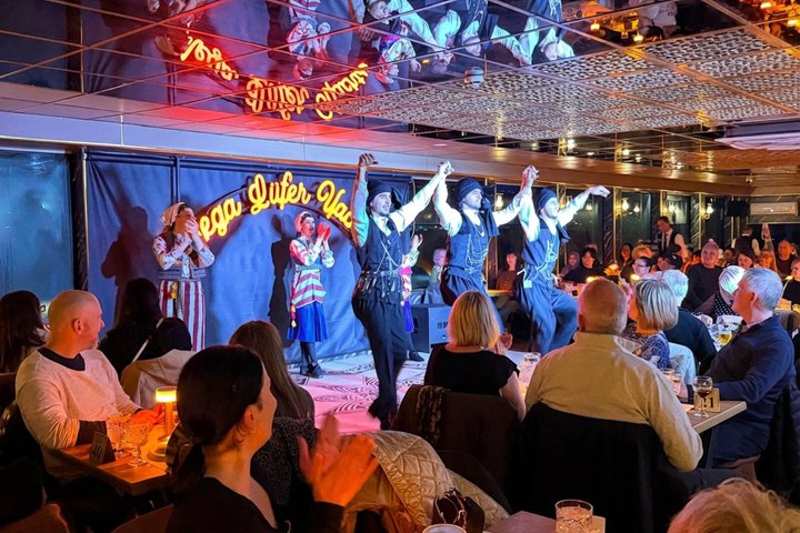 İstanbul Mega Lüfer Dinner Cruise Bosphorus and Show - Pvt. Table