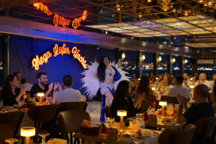 İstanbul Mega Lüfer Dinner Cruise Bosphorus and Show - Pvt. Table