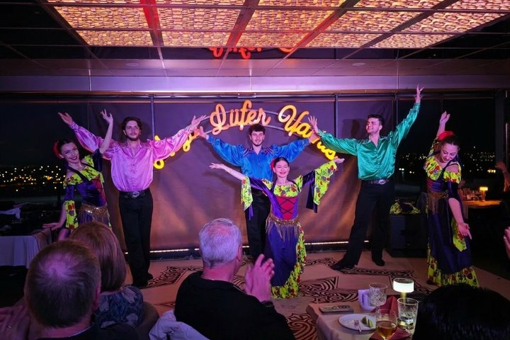 İstanbul Mega Lüfer Dinner Cruise Bosphorus and Show - Pvt. Table