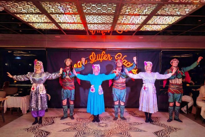 İstanbul Mega Lüfer Dinner Cruise Bosphorus and Show - Pvt. Table