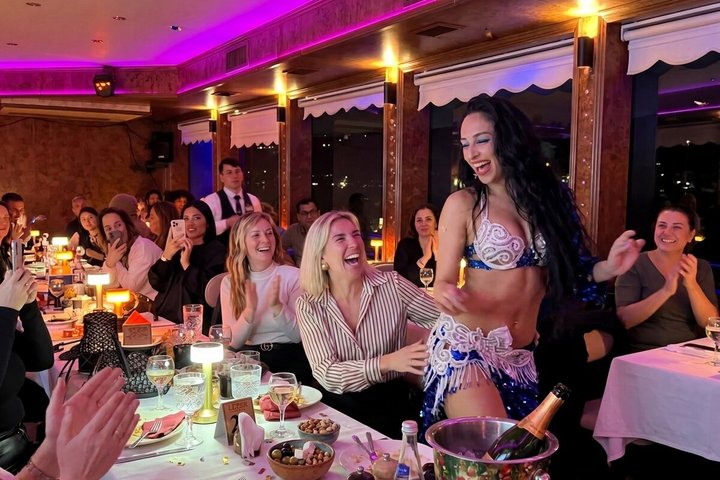 İstanbul Mega Lüfer Dinner Cruise Bosphorus and Show - Pvt. Table