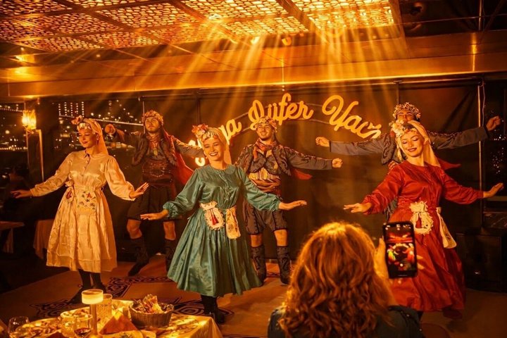 İstanbul Mega Lüfer Dinner Cruise Bosphorus and Show - Pvt. Table