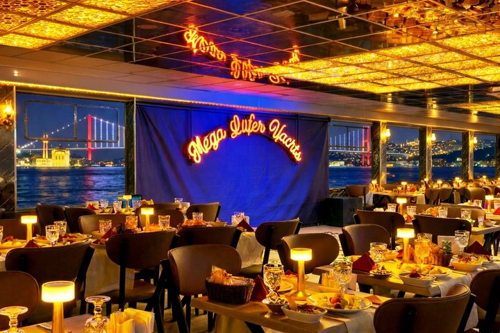 İstanbul Mega Lüfer Dinner Cruise Bosphorus and Show - Pvt. Table