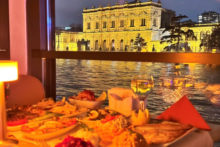 İstanbul Mega Lüfer Dinner Cruise Bosphorus and Show - Pvt. Table