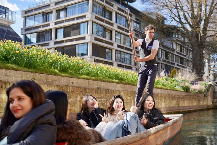 Cambridge Student-Led Shared Punting Tour (English or Chinese)