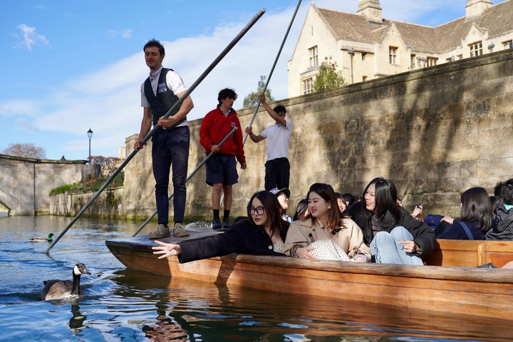 Cambridge Student-Led Shared Punting Tour (English or Chinese)