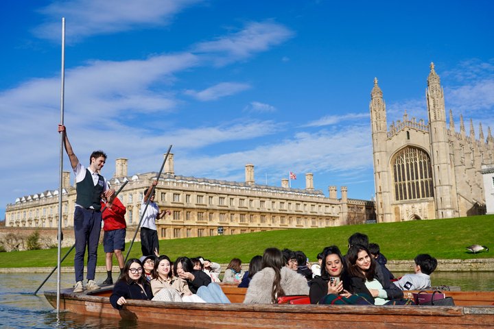 Cambridge Student-Led Shared Punting Tour (English or Chinese)