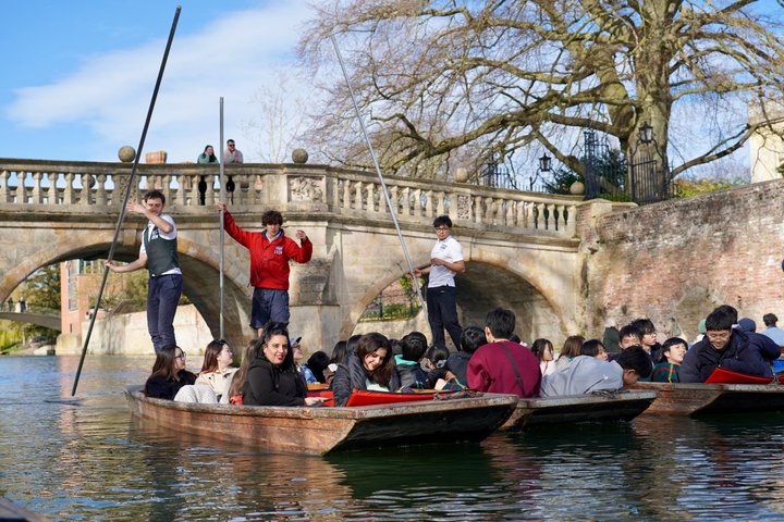 Cambridge Student-Led Shared Punting Tour (English or Chinese)