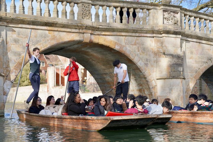 Cambridge Student-Led Shared Punting Tour (English or Chinese)